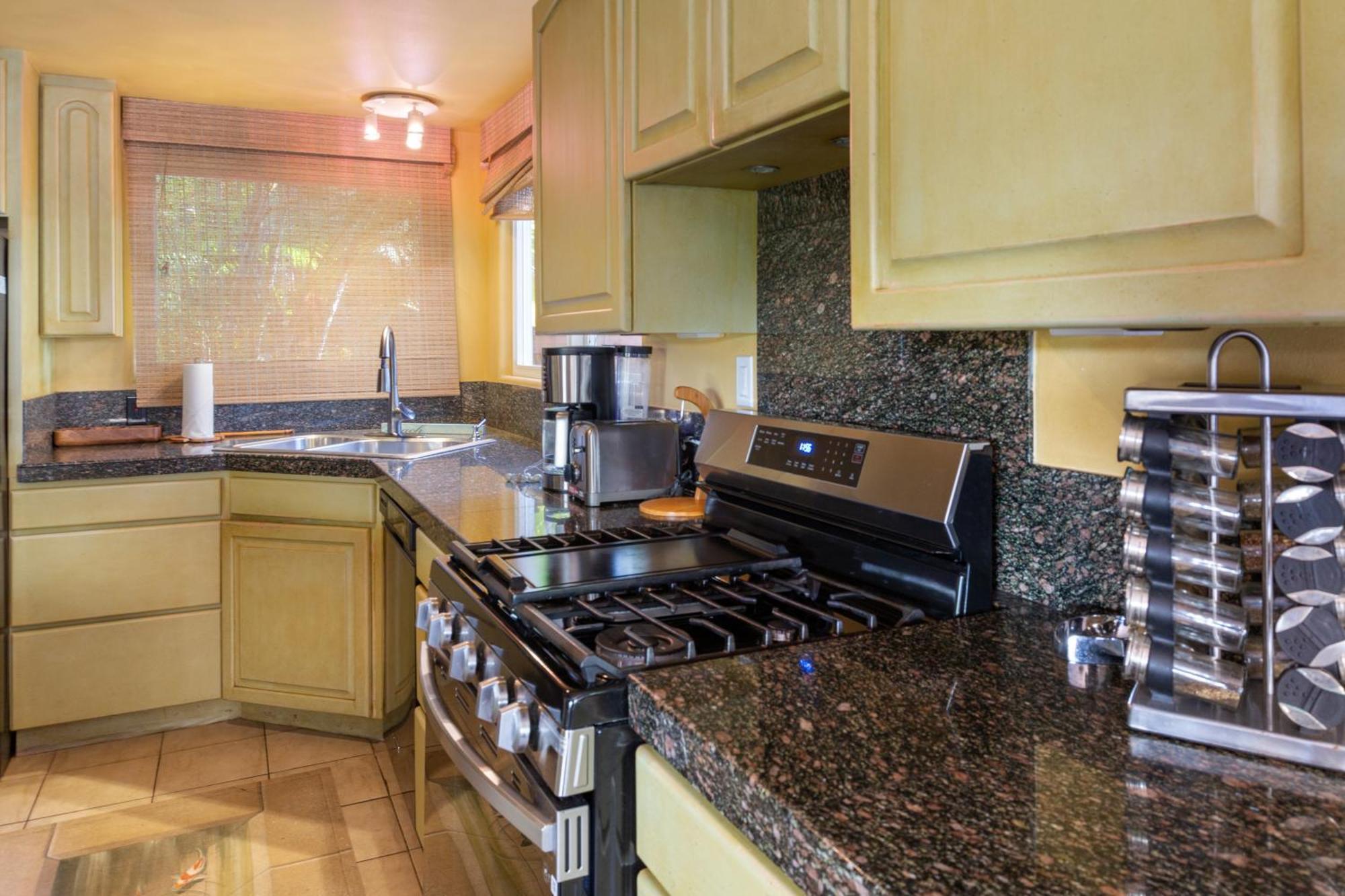 Plumeria Suite, 2-Bedrooms, Sleeps 6, Pool & Bbq, Pre-Renovation Summer Sale キヘイ エクステリア 写真